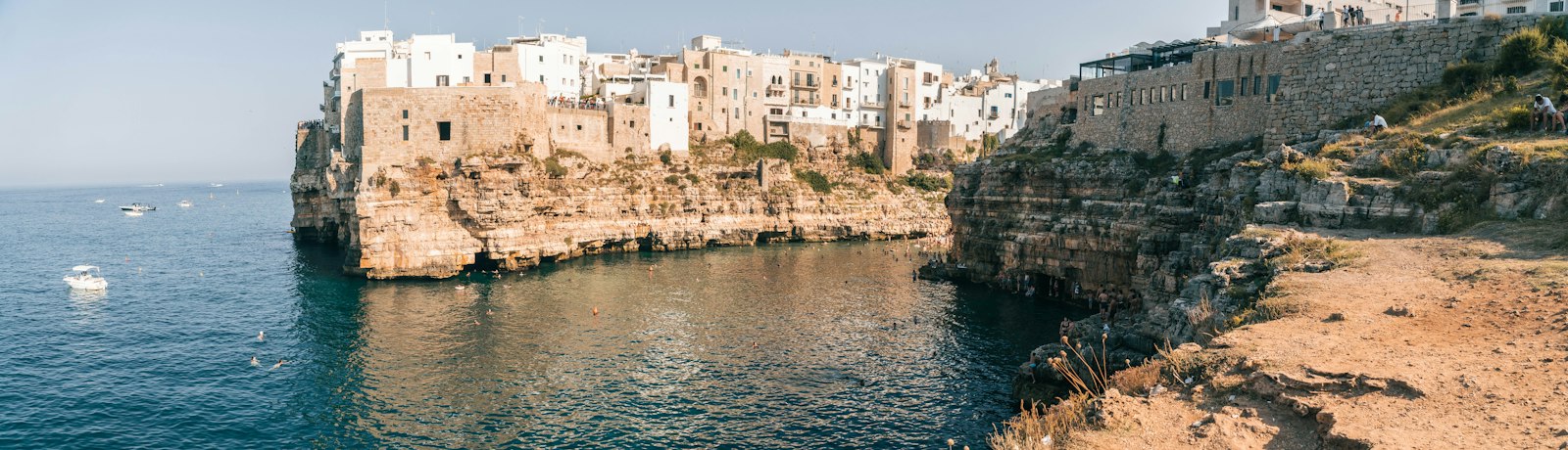 La scogliera di Polignano a Mare vista dal mare